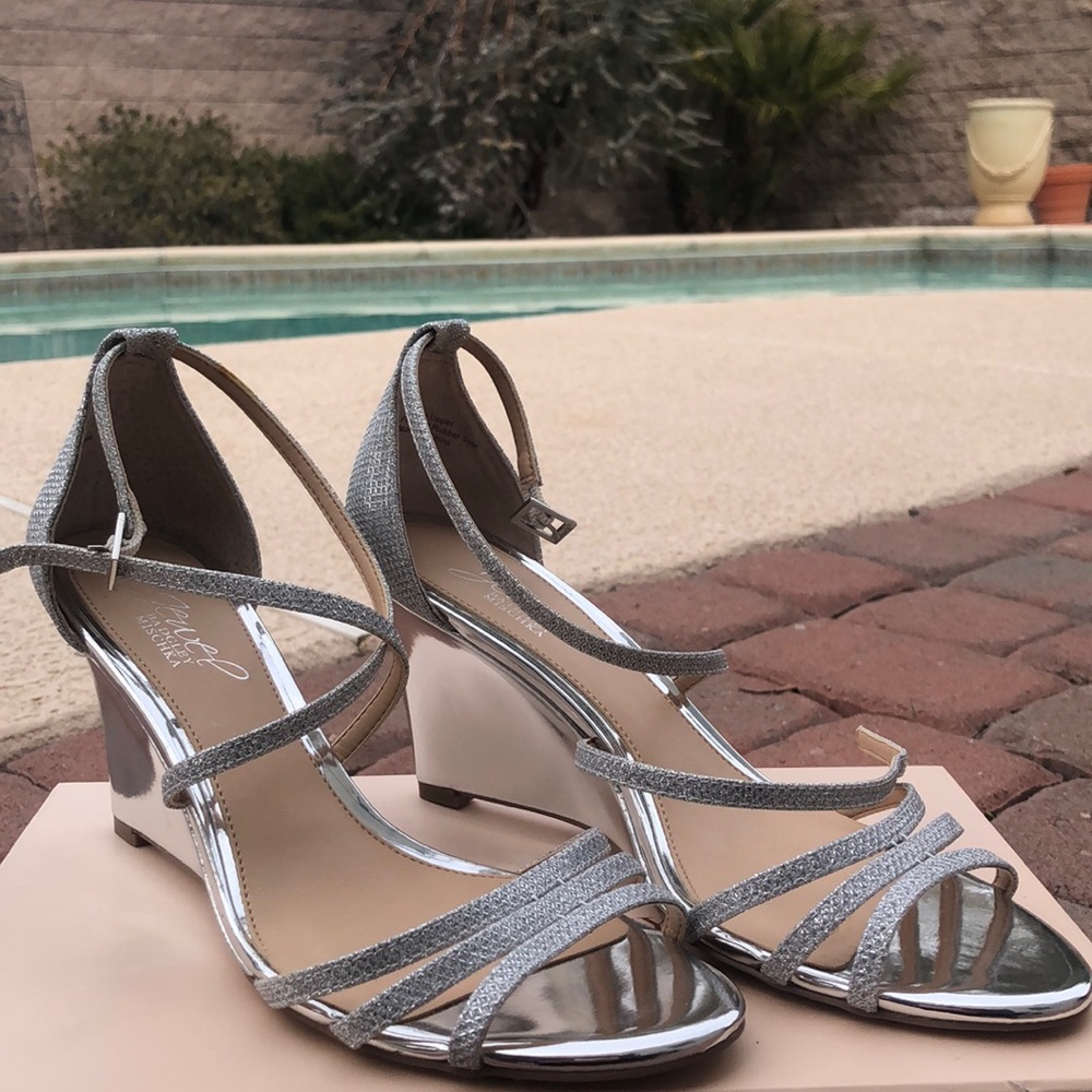 Jewel Badgley Mischka Hunt Silver Gli Wedges 8.5
